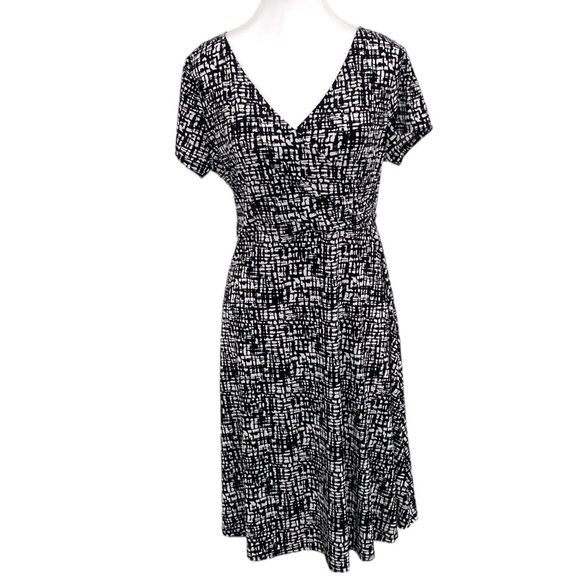 Kaileigh Black White Shortsleeved Wrinkle Free Dress - Picture 1 of 6